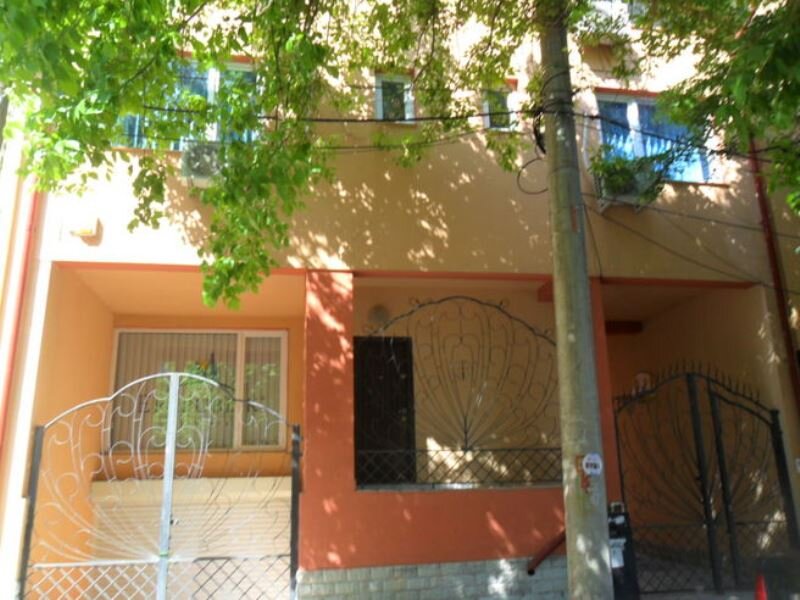 Piata Muncii -Calea Calarasilor,vila 12 camere,suprafata 370mp,curte 150mp